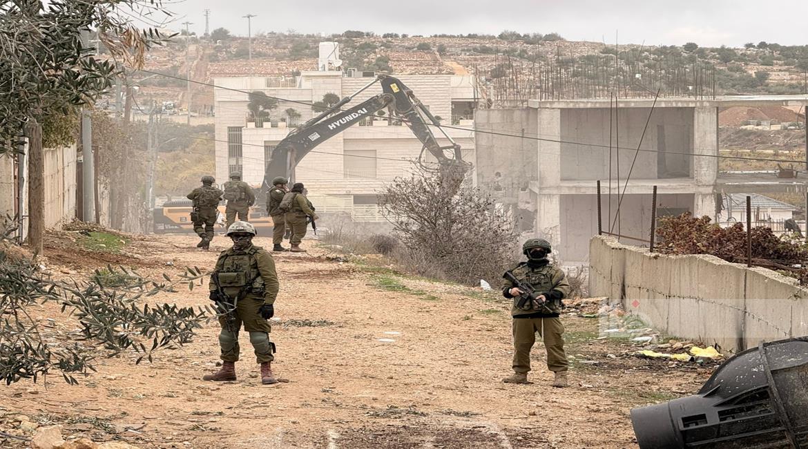 من هدم الاحتلال للمنزل، تصوير: أحمد مزهر/ وفا